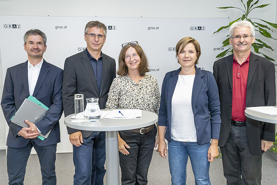 v.l.: Gert Haubenhofer, behördlicher Führungsstab; Magistratsdirektor Martin Haidvogl, Bürgermeisterin Elke Kahr, Vizebürgermeisterin Judith Schwentner und Werner Prutsch, Leiter Umweltamt © Stadt Graz/Fischer v.l.: Gert Haubenhofer, behördlicher Führungsstab; Magistratsdirektor Martin Haidvogl, Bürgermeisterin Elke Kahr, Vizebürgermeisterin Judith Schwentner und Werner Prutsch, Leiter Umweltamt