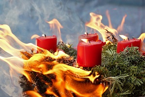 Trockene Adventkränze können sehr leicht Feuer fangen - deshalb Vorsicht!