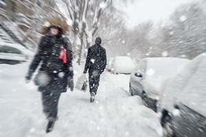 Auch im Winter kann man zu Fuß sicher unterwegs sein - etwa mit Schuhen mit gutem Profil.