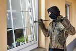 Einbrecher am gekippten Fenster