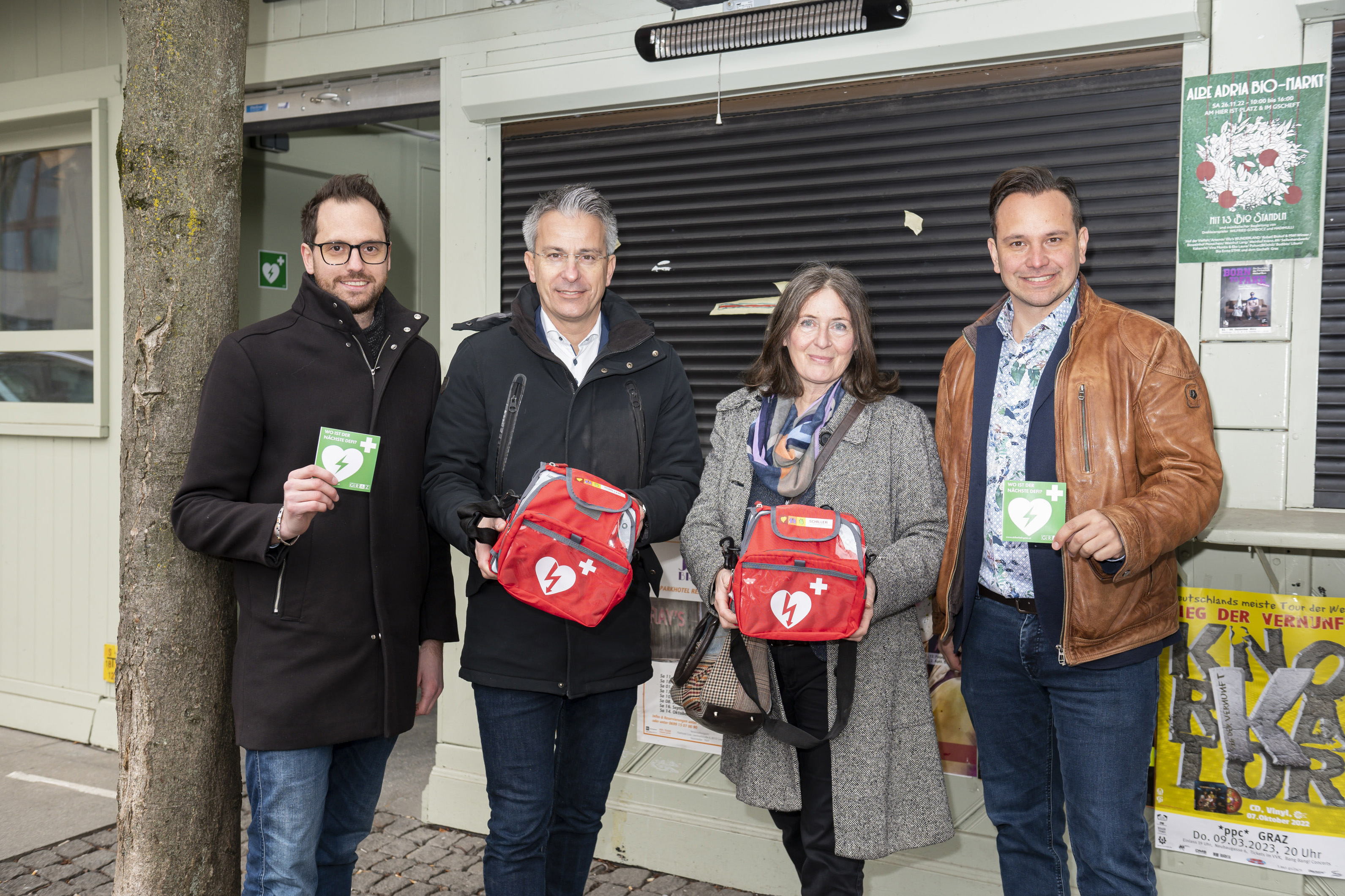 Übergabe des neuen Defibrillators am Grazer Lendplatz (v. l.): Sicherheitsmanager Gilbert Sandner, Stadtrat Kurt Hohensinner, Bürgermeisterin Elke Kahr, Marktreferatsleiter Christian Siedl. © Stadt Graz/Foto Fischer Übergabe des neuen Defibrillators am Grazer Lendplatz (v. l.): Sicherheitsmanager Gilbert Sandner, Stadtrat Kurt Hohensinner, Bürgermeisterin Elke Kahr, Marktreferatsleiter Christian Siedl.