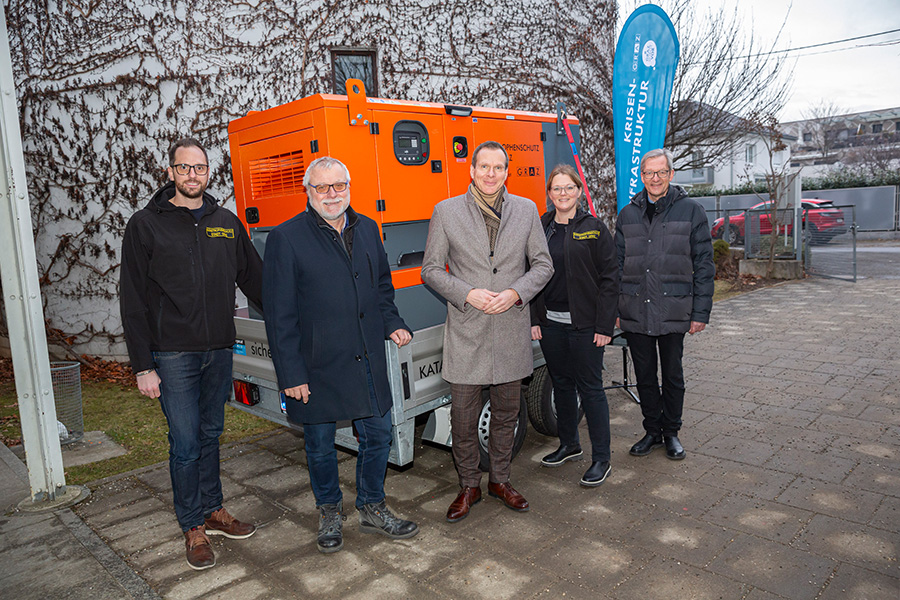 v.l.: Gilbert Sandner (Sicherheitsmanager der Stadt Graz), August Glanzer (Mitarbeiter am Leuchtturm Schutzengel), Gernot Kurrent (Holding Graz), Julia Wild (Sicherheitsmanagement) und Pfarrer Wolfgang Schwarz