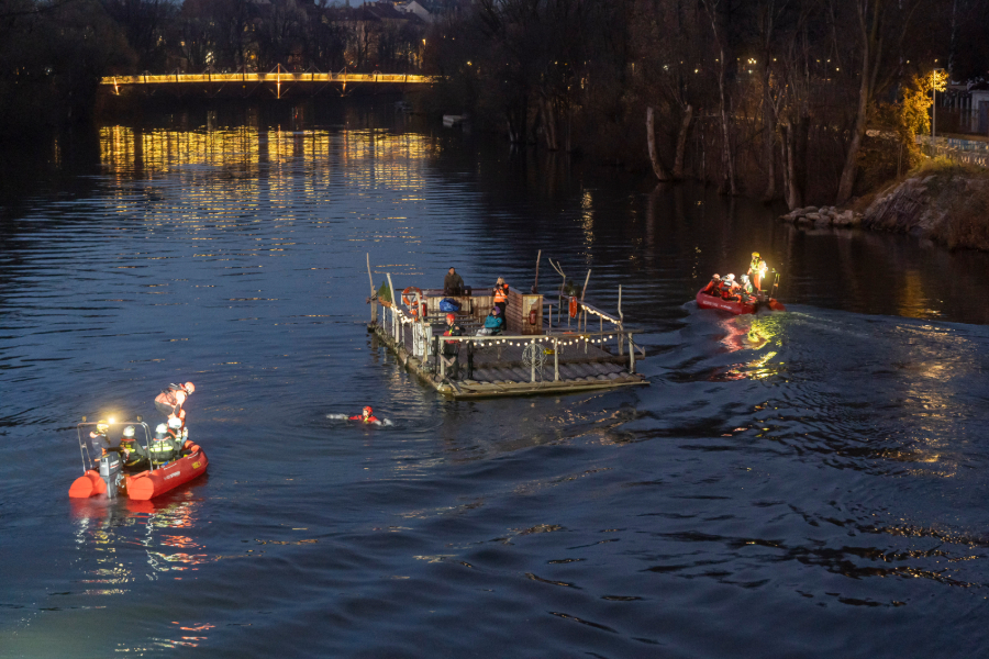 Dafür sprang ein Taucher der Berufsfeuerwehr in die rund sieben Grad kalte Mur. © Stadt Graz/Fischer Dafür sprang ein Taucher der Berufsfeuerwehr in die rund sieben Grad kalte Mur.
