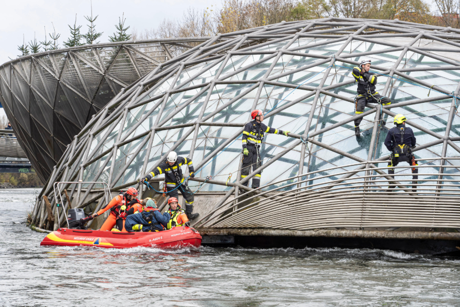 Impressionen von der Personenrettung per Boot. © Stadt Graz/Fischer Impressionen von der Personenrettung per Boot.