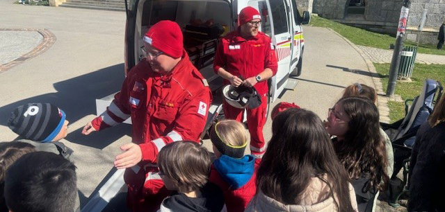 Die Einsatzorganisationen bringen den Kindern die Grundlagen des Zivilschutzes bei