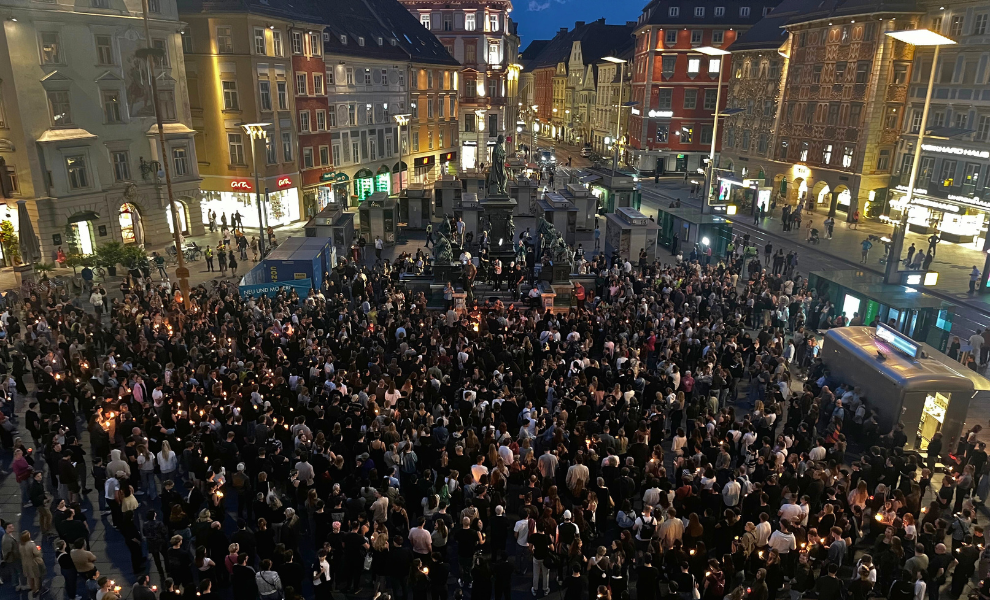 Am Dienstagabend trafen sich zahlreiche Grazer:innen, um gemeinsam Kerzen am Hauptplatz zu entzünden.
