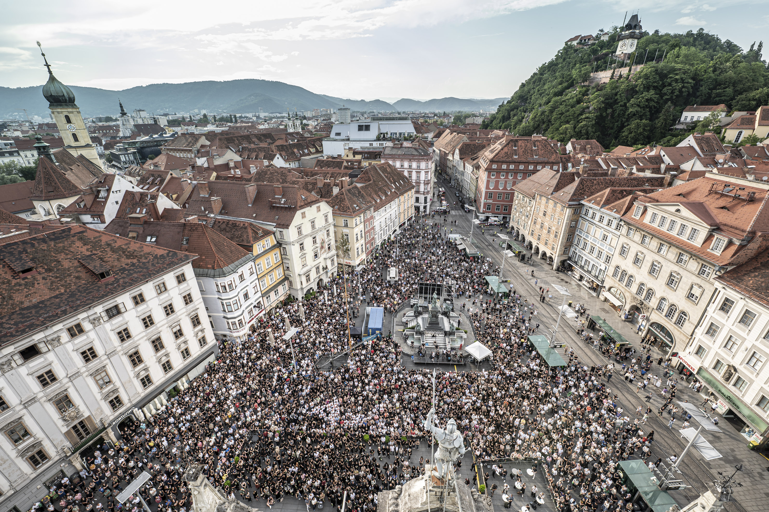 Impressionen der Gedenkveranstaltung "Wir halten zusammen"