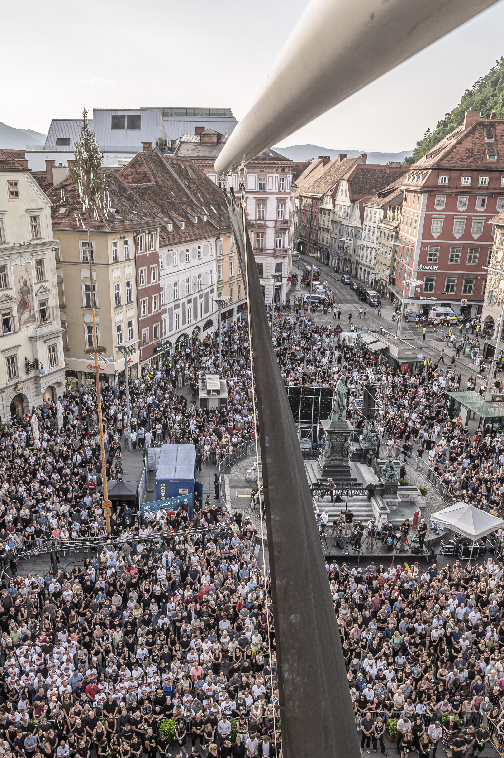 Impressionen der Gedenkveranstaltung "Wir halten zusammen"