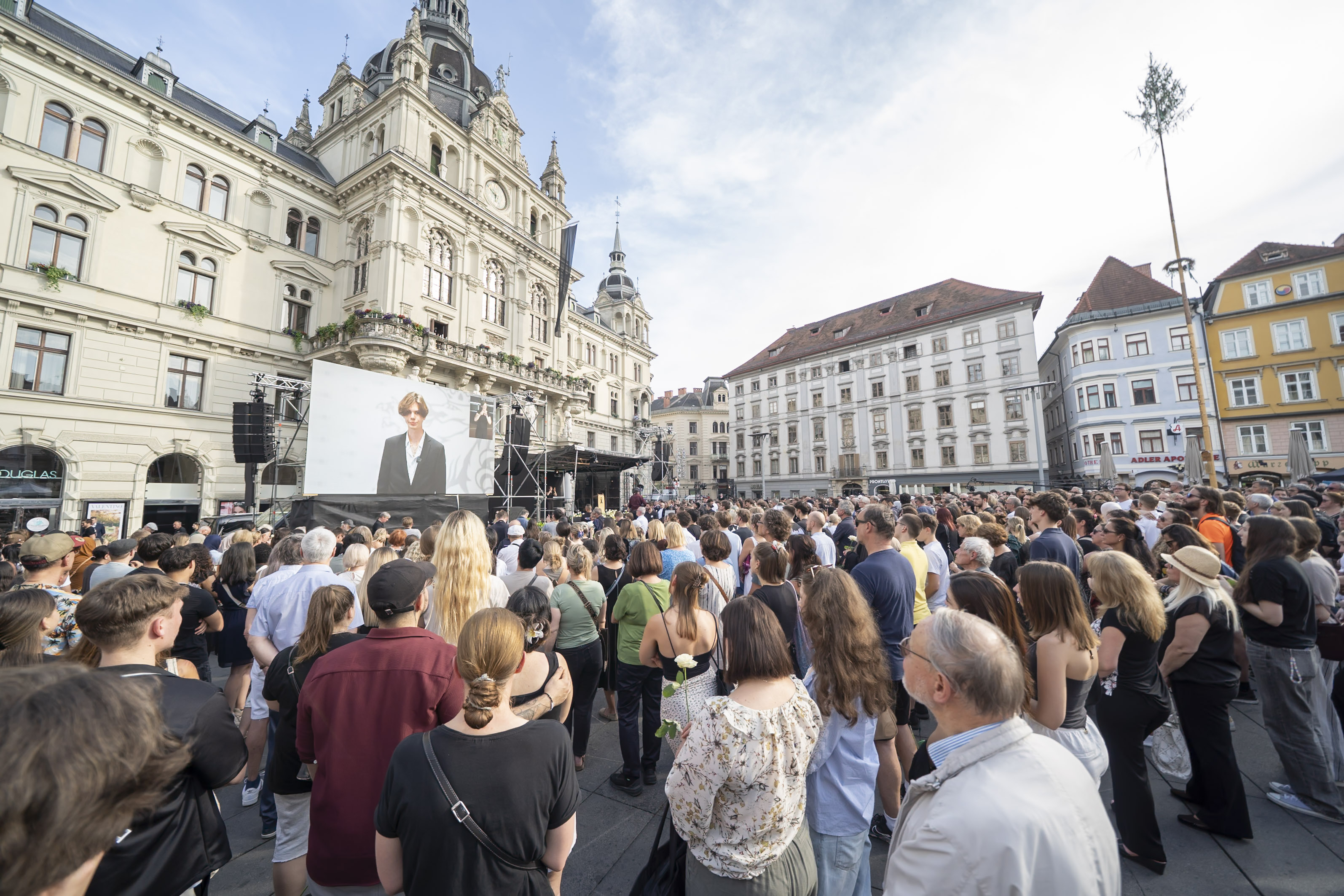 Impressionen der Gedenkveranstaltung "Wir halten zusammen"