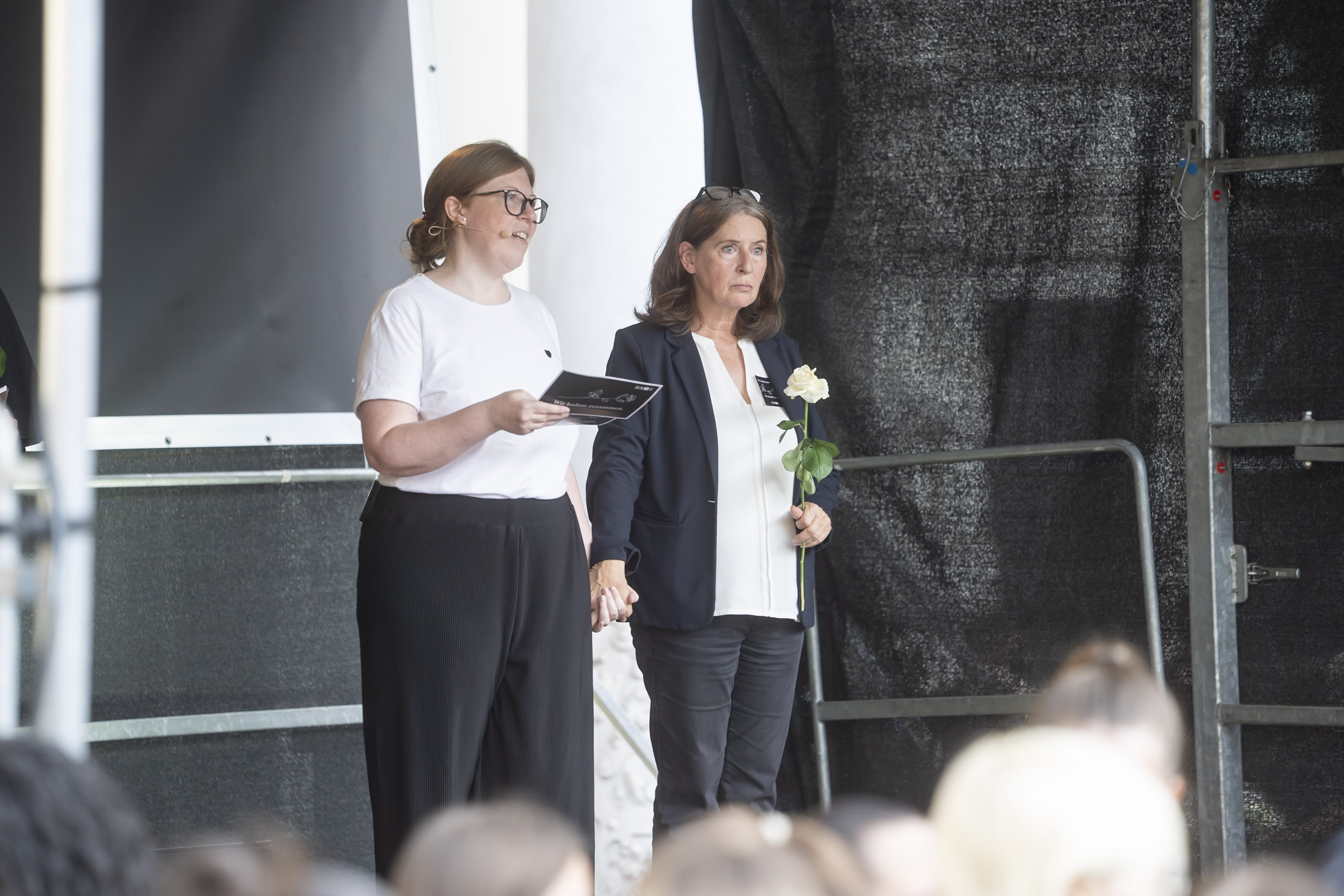 Impressionen der Gedenkveranstaltung "Wir halten zusammen"