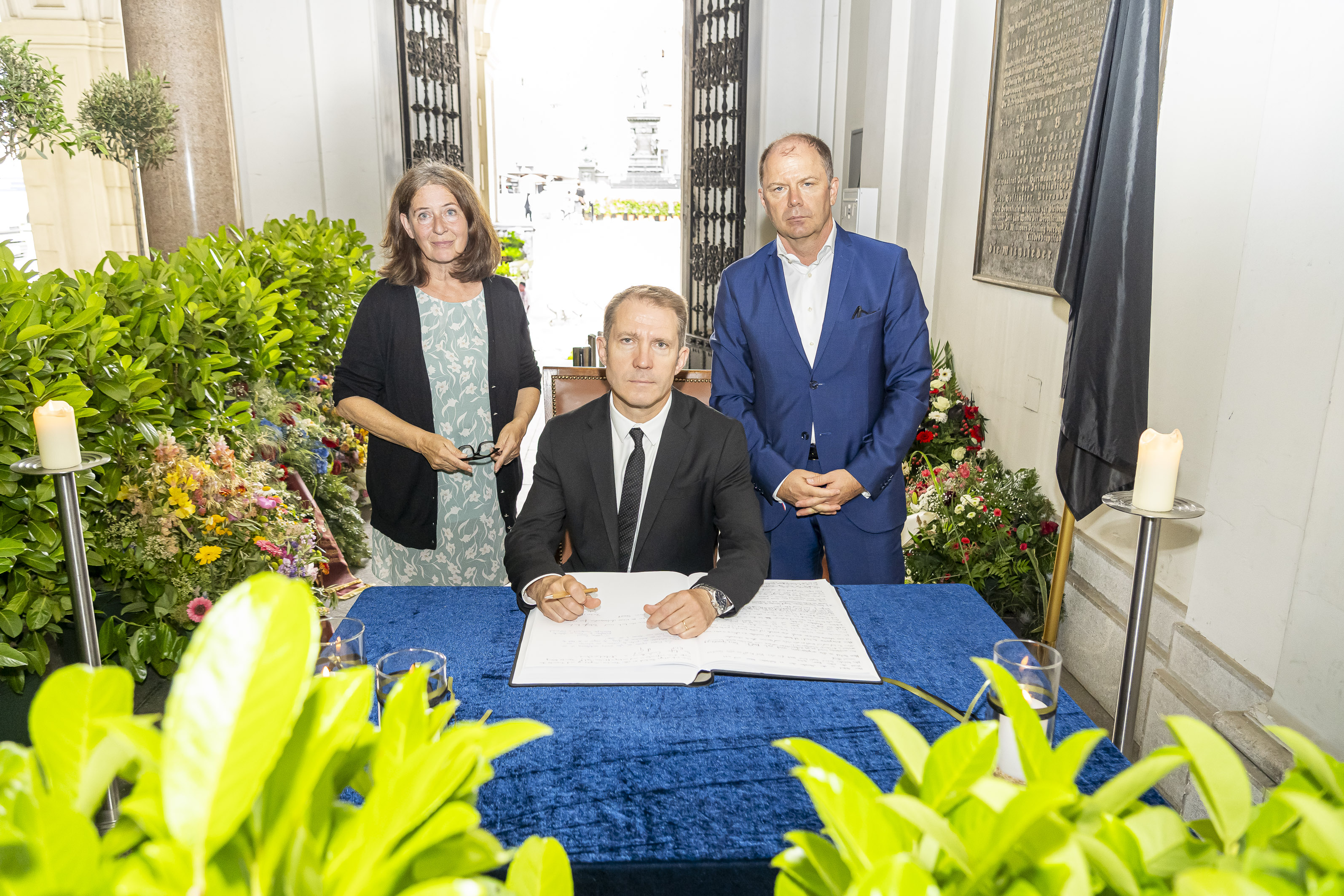 Bürgermeisterin Elke Kahr, Botschafter Matthieu Peyraud und Honorarkonsul für Frankreich Bernhard Rinner. © Stadt Graz/Fischer Bürgermeisterin Elke Kahr, Botschafter Matthieu Peyraud und Honorarkonsul für Frankreich Bernhard Rinner.