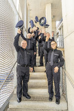 Die neun Neuen - die Kappen werden natürlich nur einmal, fürs Foto, geworfen. 