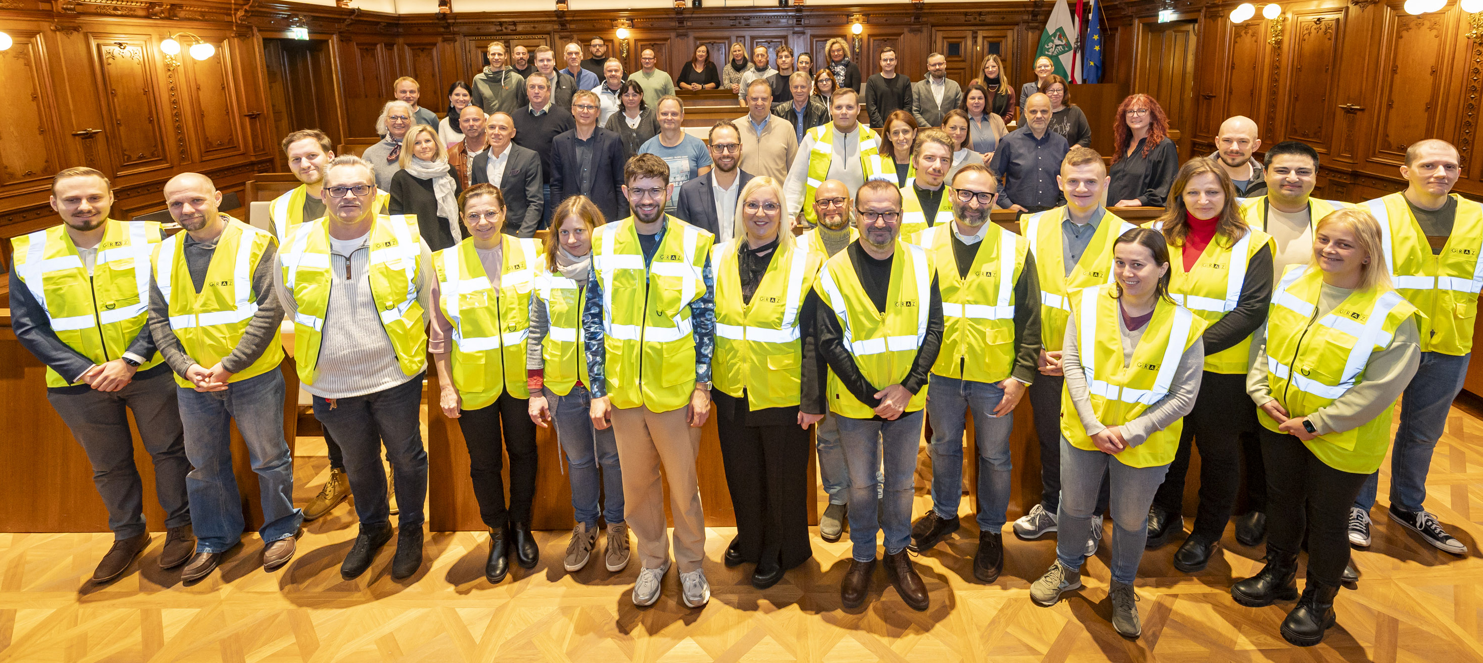 20 neue und viele "altgediente" Sicherheitsansprechpersonen der Stadt Graz. 2. Reihe Mitte: Sicherheitsmanager Gilbert Sandner, 3. Reihe, 3. von links Magistratsdirektor Martin Haidvogl.