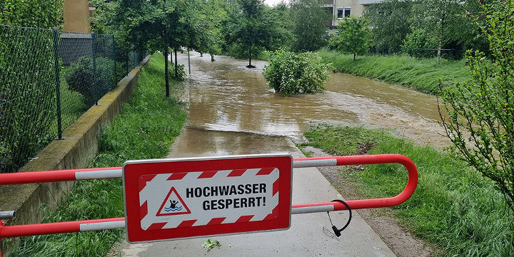 Pluviale Überschwemmung beim Petersbach 2023 - Bach und Oberflächen konnten kein zusätzliches Wasser mehr aufnehmen.