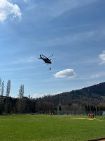 Mitglieder der Feuerwehr und der Bergrettung wurden in der Windenbergung geschult.
