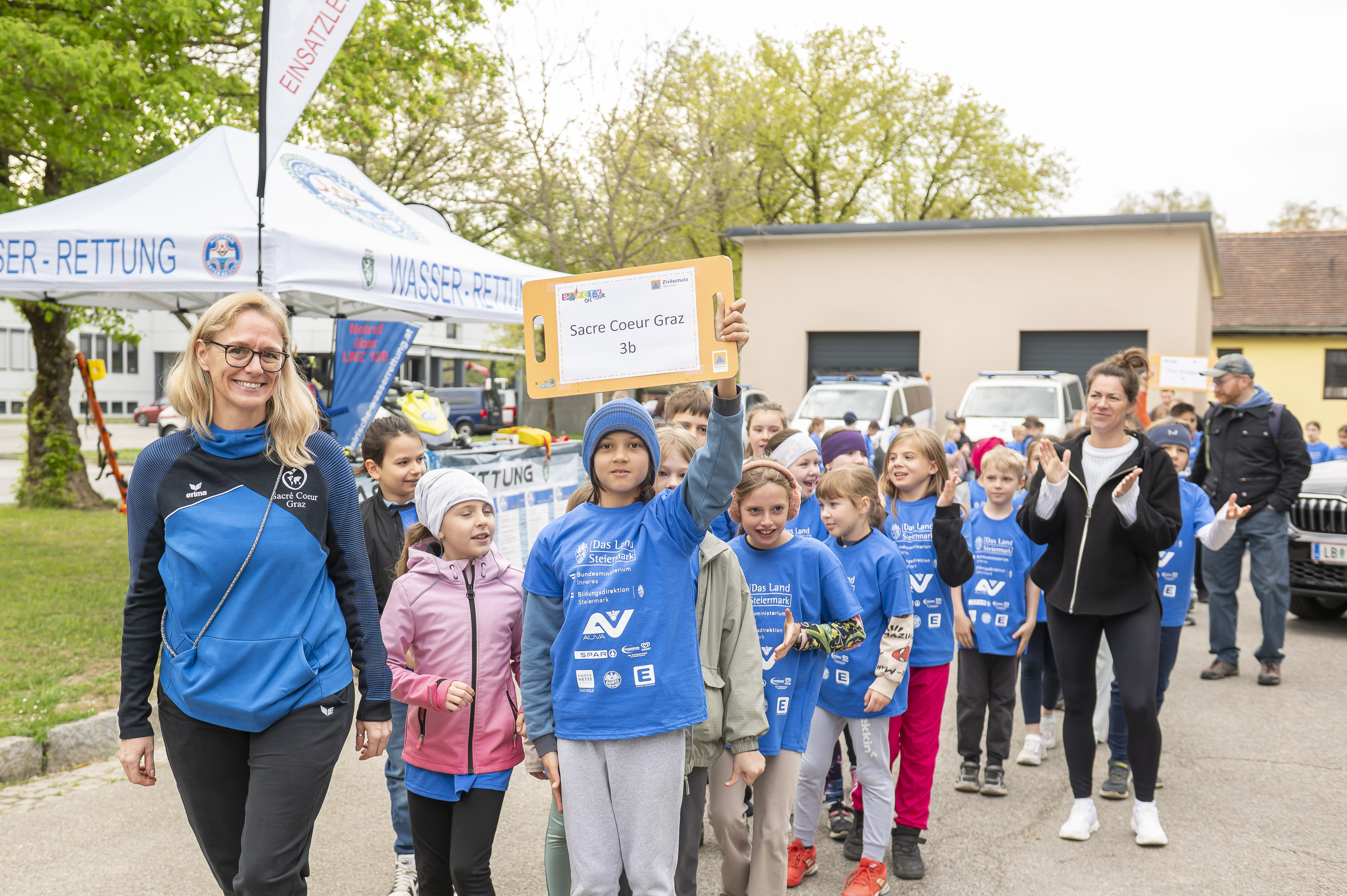 Die Klassen werden traditionell von einem, einer "Tafelträger:in" angeführt.