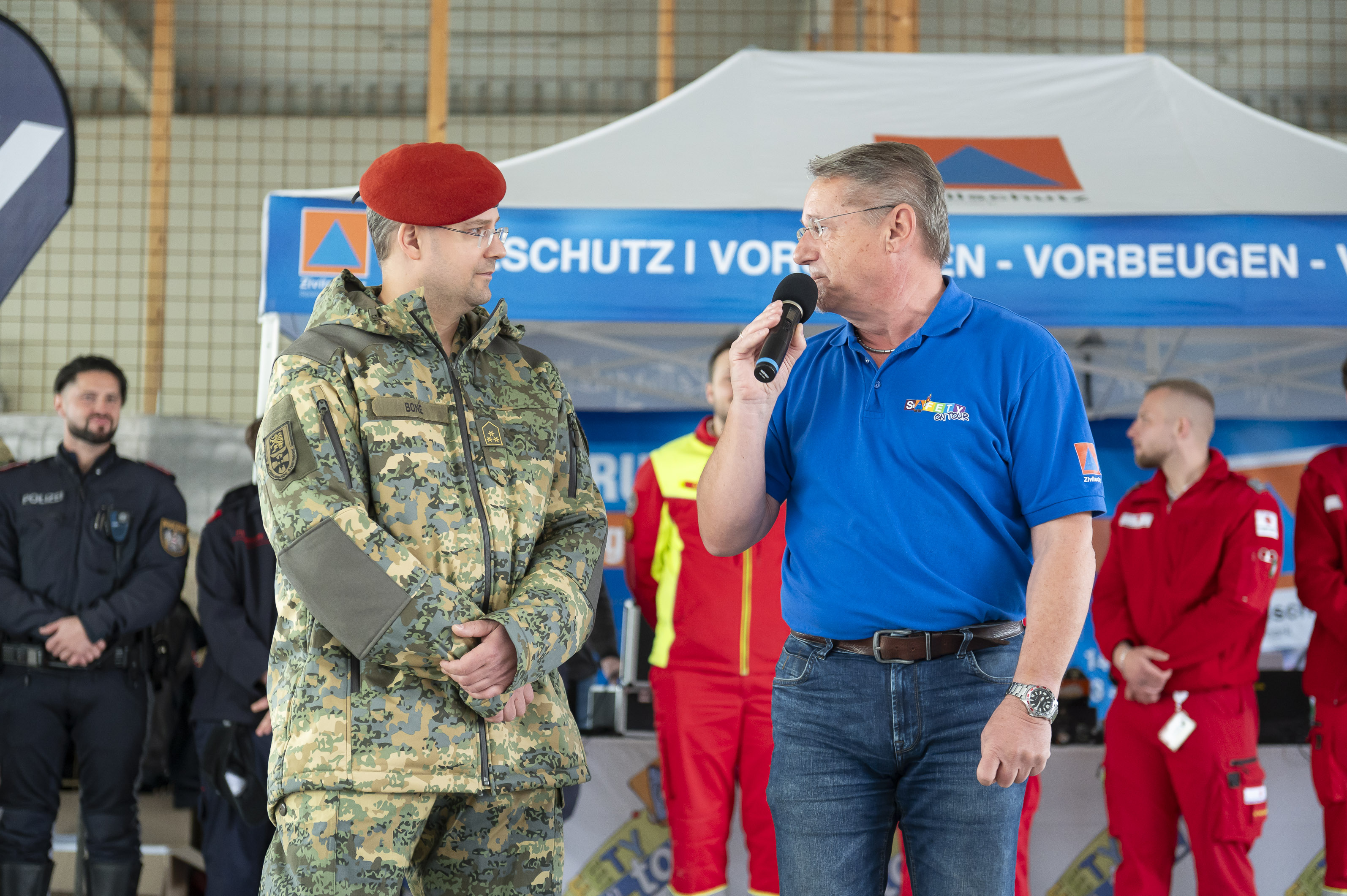 Gastgeber in der Gablenz-Kaserne Hauptmann Matthias Bone (l) mit Zivilschutzverband-Geschäftsführer Heribert Uhl.
