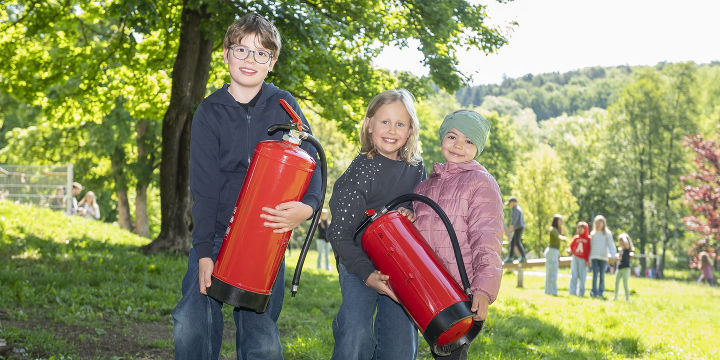 Beim "Junior Coach" lernen Kinder auch den Umgang mit Feuerlöschern.